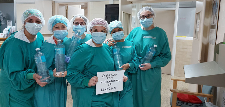 Personal sanitario agradeciendo la donación de agua Auara dona agua a hospitales españoles